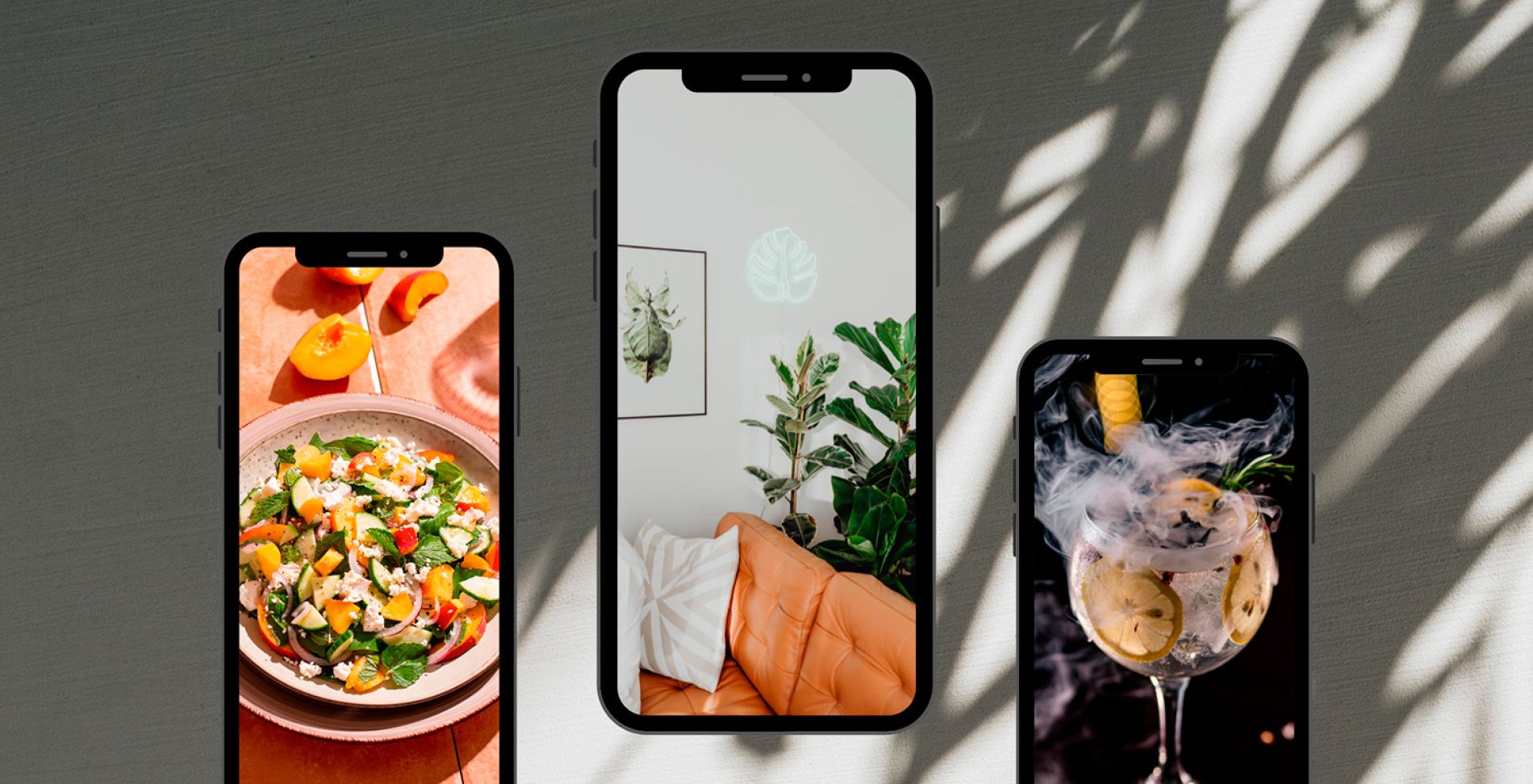 tres móviles viendo redes sociales