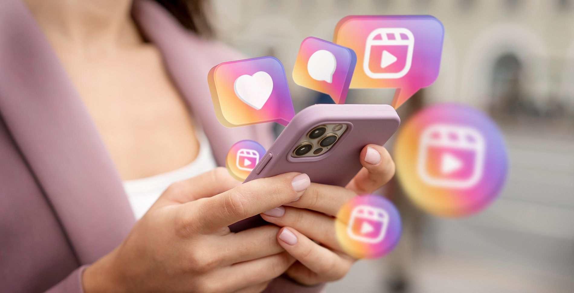 chica dando likes en redes sociales 